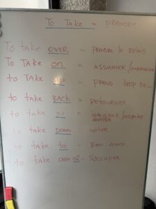 Cours d'anglais Lyon Tableau de cours présentant les expressions anglaises avec « take » et leurs traductions françaises.
